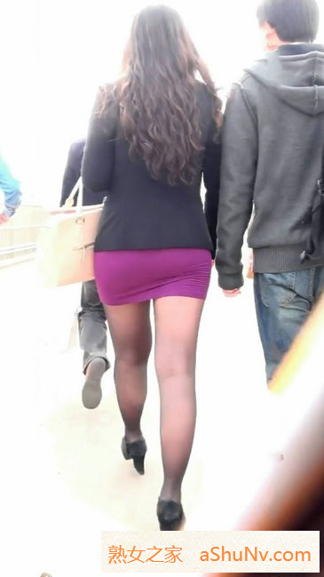 视频：黑丝美腿骚货的紫色超短裙把屁股包的好紧